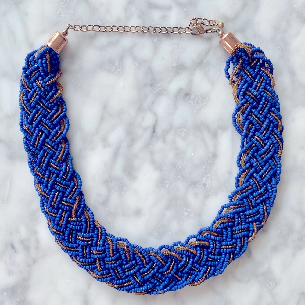 STATEMENT NECKLACE GOLD + BLUE BEADS